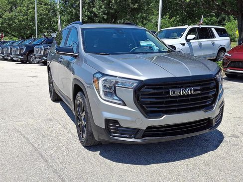 Certified 2023 GMC Terrain SLE w/ Driver Convenience Package AWD/4WD image 3
