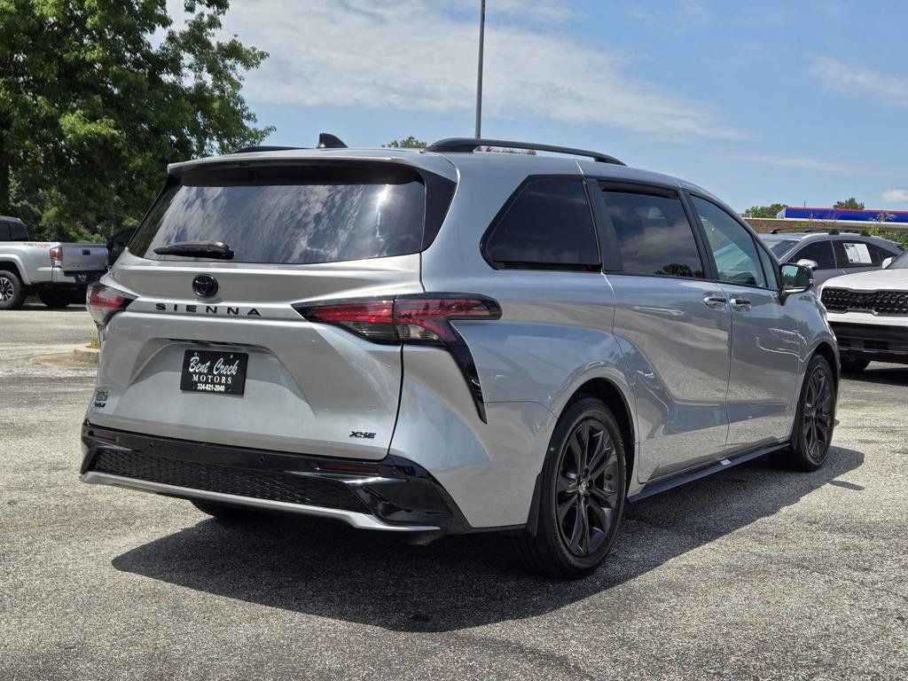 Used 2025 Toyota Sienna XSE w/ XSE Premium Package FWD image 7