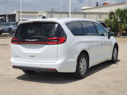 Used 2023 Chrysler Pacifica Touring-L FWD image 7