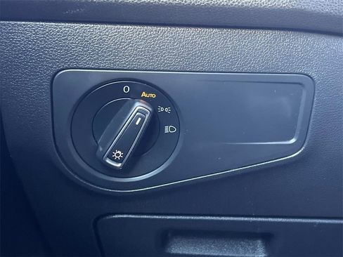 Used 2018 Volkswagen Tiguan SE w/ Panoramic Sunroof Package image 25