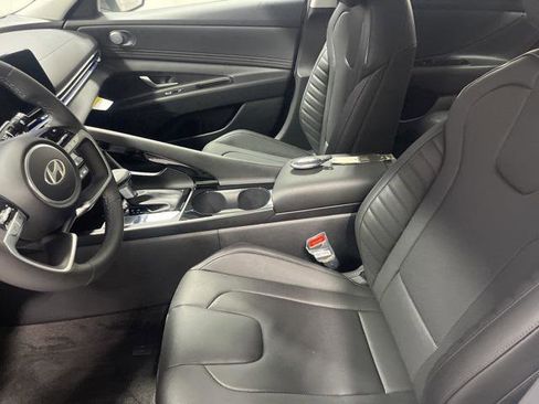 New 2025 Hyundai Elantra Limited image 8