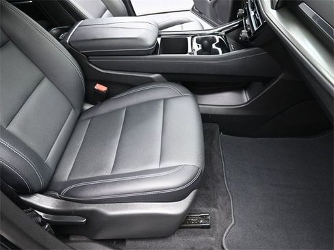 Used 2025 Chevrolet Traverse LT image 28