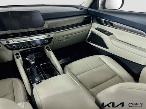 Used 2024 Kia Telluride EX w/ EX Captain's Chair Package image 23