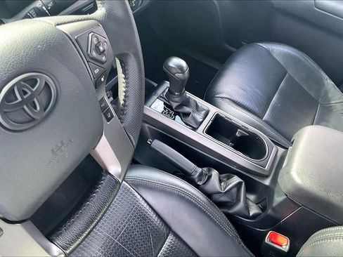 Used 2020 Toyota Tacoma TRD Off-Road w/ TRD Premium Off Road Package image 19