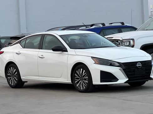 Used 2025 Nissan Altima 2.5 SV image 10