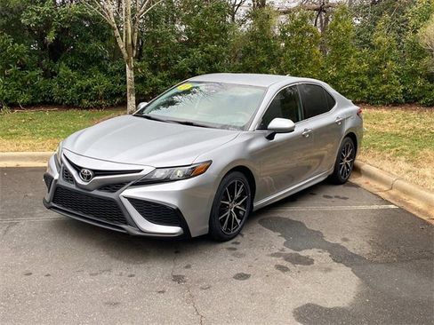 Used 2021 Toyota Camry SE image 3