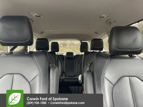 Used 2024 Chrysler Pacifica Touring-L image 39