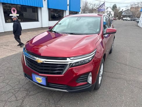 Used 2024 Chevrolet Equinox LT AWD/4WD image 2