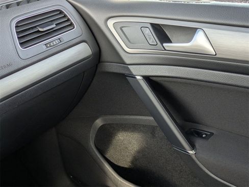 Used 2016 Volkswagen Golf S image 27
