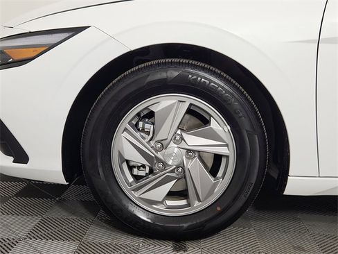 Certified 2025 Hyundai Elantra SE image 15