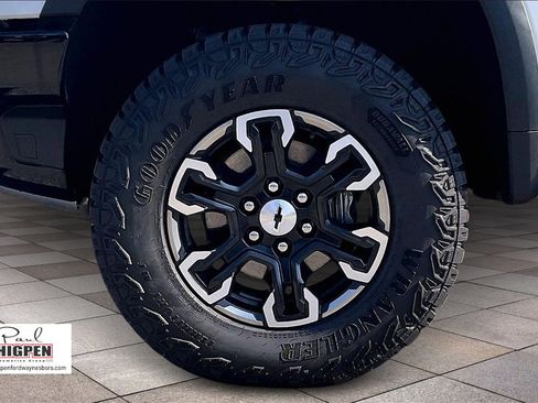 Used 2025 Chevrolet Silverado 1500 ZR2 w/ Technology Package image 9