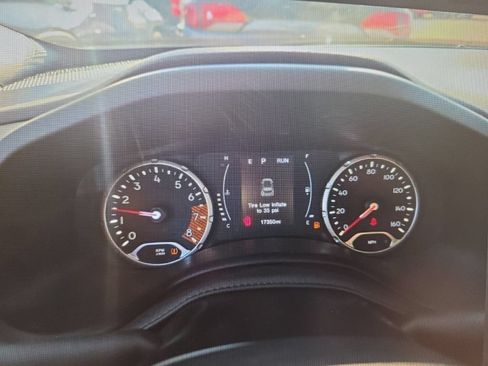 Used 2023 Jeep Renegade Latitude w/ Sun/Sound Group AWD/4WD image 10