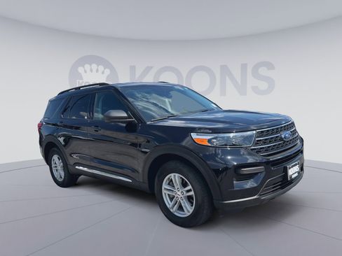 Used 2023 Ford Explorer XLT AWD/4WD image 2