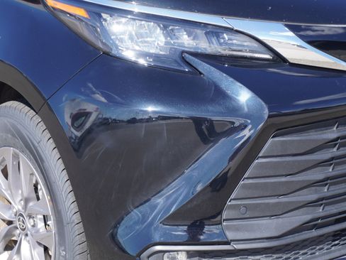 Used 2025 Toyota Sienna XLE image 3