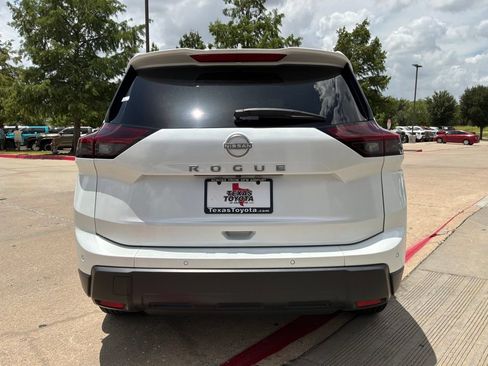 Used 2025 Nissan Rogue SV FWD image 7