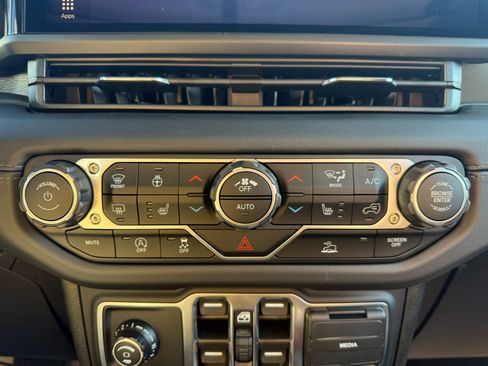 Used 2025 Jeep Gladiator Mojave w/ Convenience Group image 30