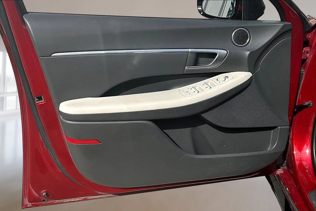 Used 2025 Hyundai Sonata SEL FWD image 17