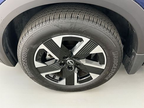 Used 2025 Nissan Kicks SR AWD/4WD image 11
