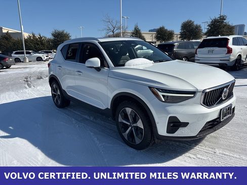 Used 2024 Volvo XC40 B5 Plus image 3