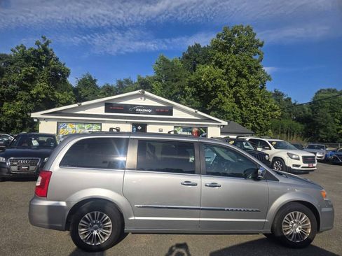 Used 2016 Chrysler Town & Country Touring-L FWD image 7