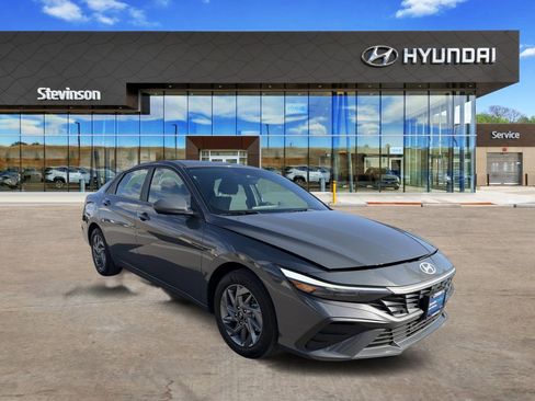 Certified 2024 Hyundai Elantra Blue FWD image 3