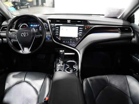 Used 2020 Toyota Camry XLE image 10