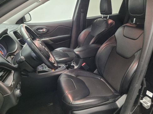 Used 2019 Jeep Cherokee Latitude Plus w/ Comfort/Convenience Group FWD image 17