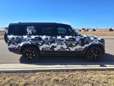 Used 2023 Land Rover Defender 130 X-Dynamic SE image 6