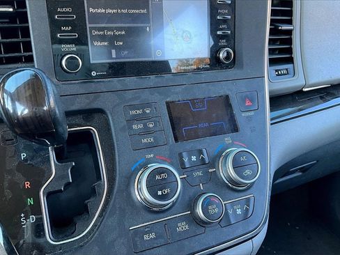 Used 2018 Toyota Sienna XLE image 30