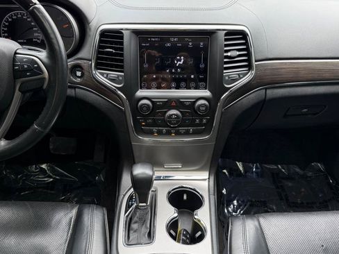 Used 2018 Jeep Grand Cherokee Overland AWD/4WD image 16