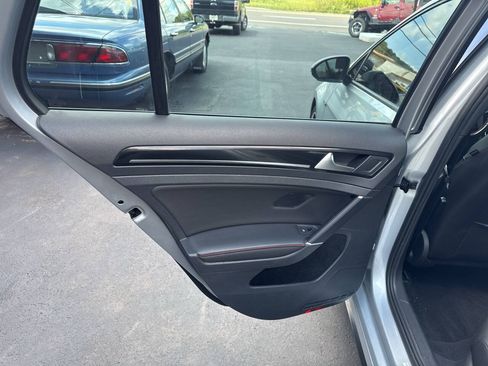 Used 2017 Volkswagen GTI SE FWD image 18