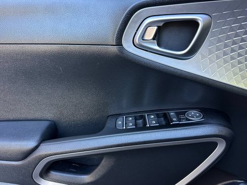 Certified 2025 Kia Soul S FWD image 11