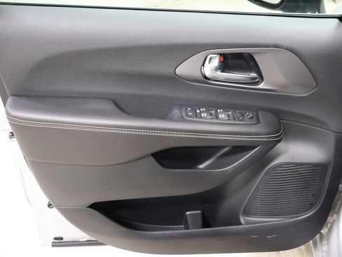 New 2026 Chrysler Voyager LX image 9