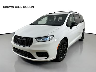Certified 2023 Chrysler Pacifica Limited w/ Uconnect Theater Family Group