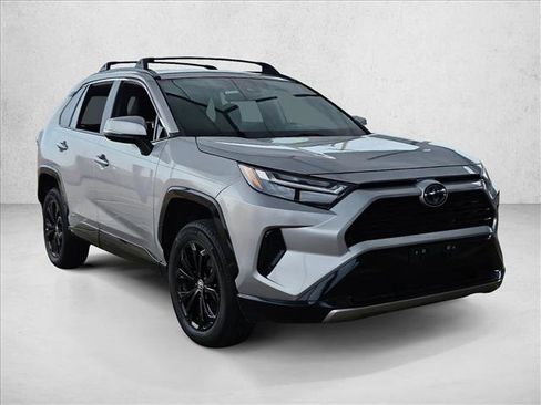 Used 2022 Toyota RAV4 SE image 3