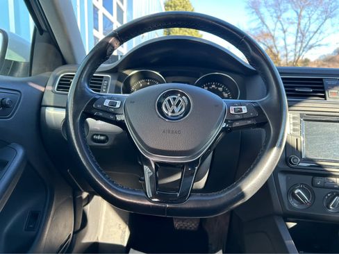 Used 2017 Volkswagen Jetta SE image 8