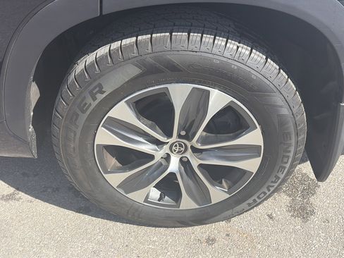 Used 2022 Toyota Highlander XLE image 9