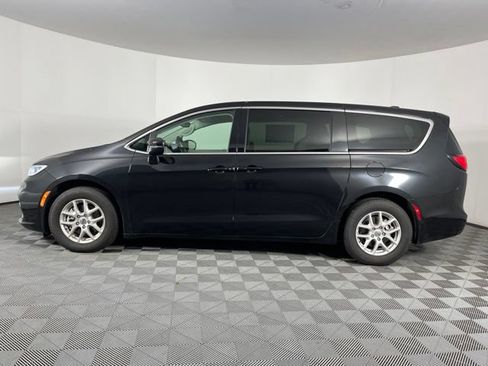 Used 2023 Chrysler Pacifica Touring-L FWD image 7