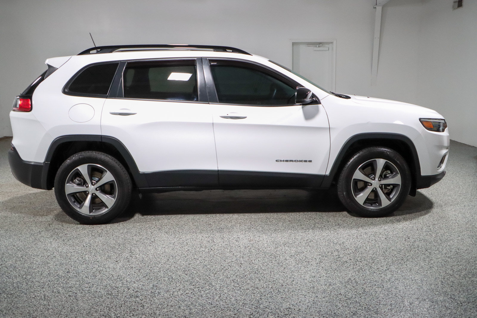Used 2022 Jeep Cherokee Limited AWD/4WD image 6