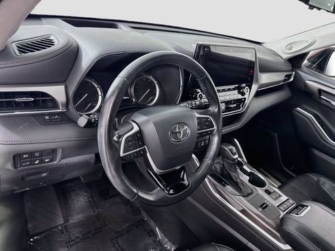 Used 2022 Toyota Highlander Platinum FWD image 9