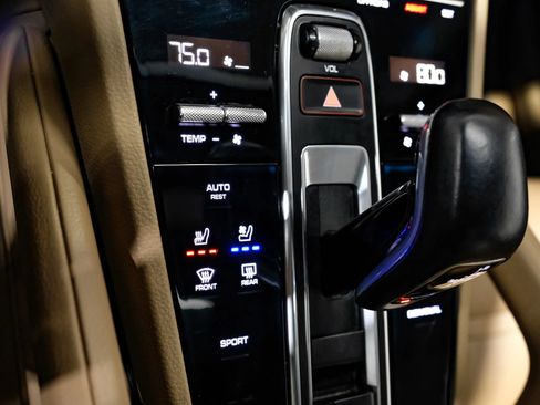 Used 2019 Porsche Cayenne Sport Utility 4D image 26