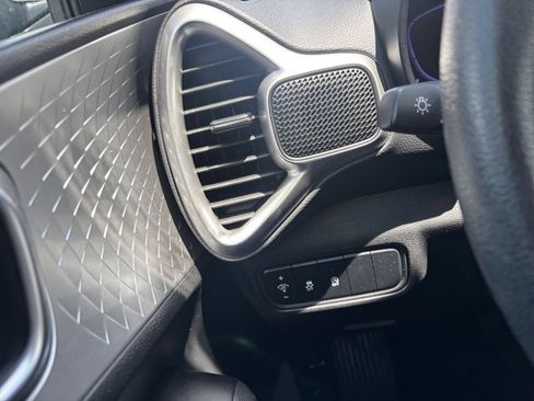 Used 2025 Kia Soul LX w/ LX Technology Package FWD image 32