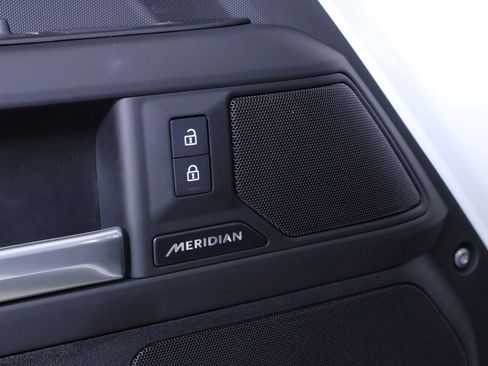 Used 2025 Land Rover Defender 110 S image 20