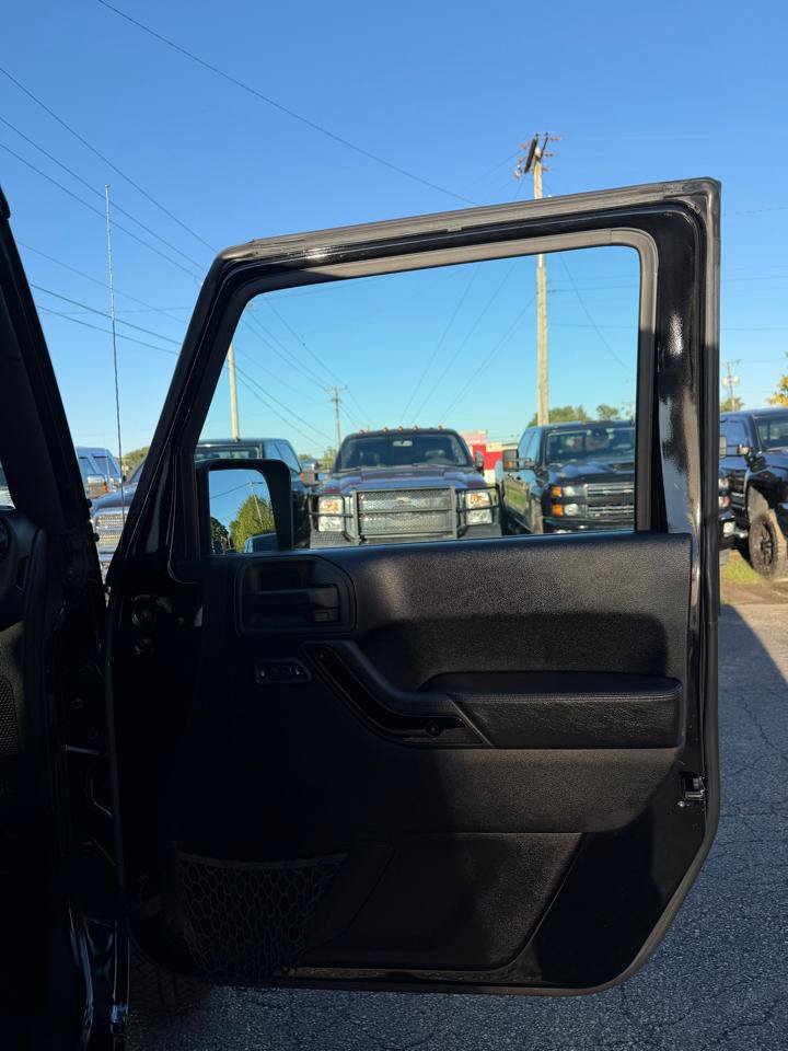Used 2015 Jeep Wrangler Unlimited Sahara AWD/4WD image 13