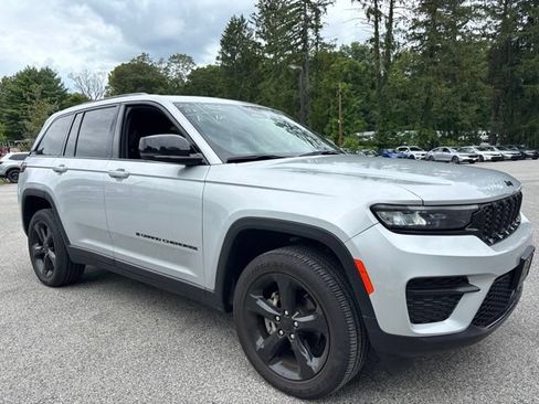 Used 2024 Jeep Grand Cherokee Altitude AWD/4WD image 10