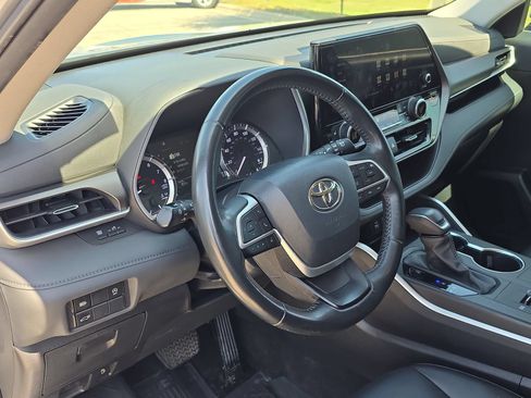 Used 2023 Toyota Highlander XLE FWD image 13