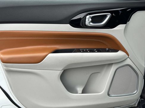 Used 2024 Jeep Compass Limited image 23