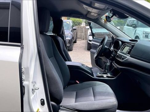 Used 2018 Toyota Highlander LE FWD image 28