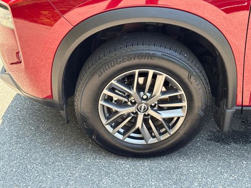 Used 2022 Nissan Rogue S image 11