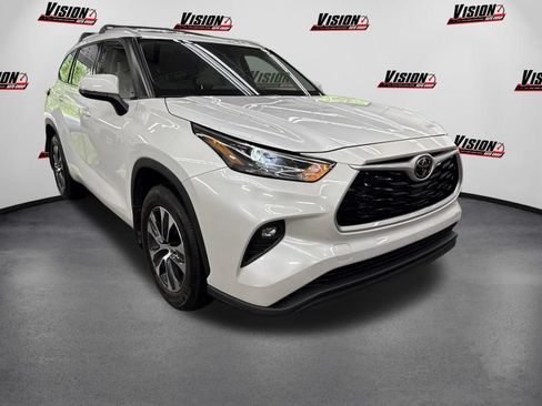 Used 2022 Toyota Highlander XLE AWD/4WD image 3